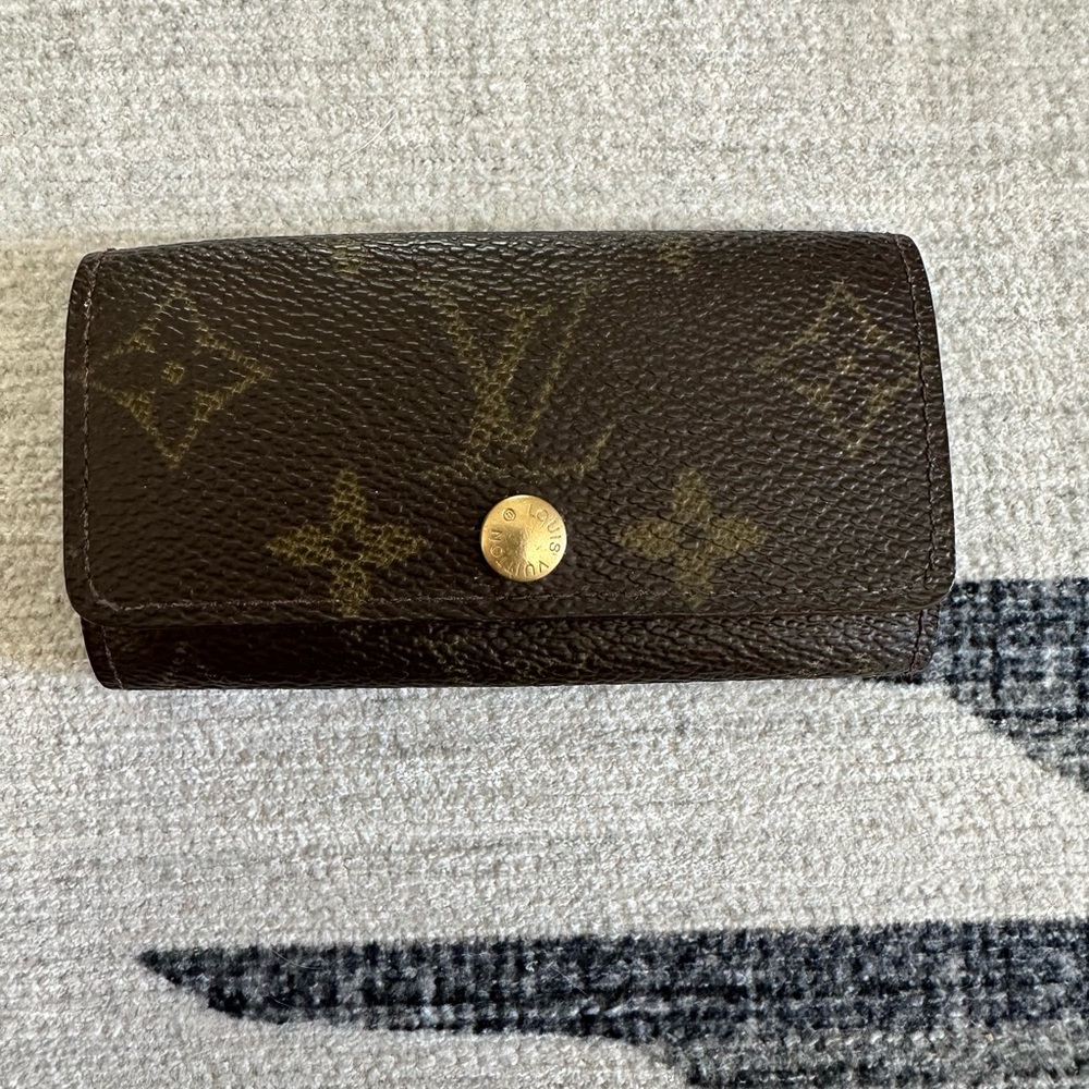 Louis Vuitton 4 ring key holder GUC